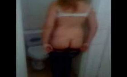 Uczennica robi striptiz w szkolnej toalecie - filmik  krążył po całej szkole