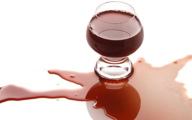Plamę z czerwonego wina usuniesz posypując ją dużą ilością soli, która wchłonie płyn wraz z barwnikiem. Następnie tkaninę musisz dobrze wypłukać i w