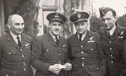 Franciszek Witakowski ( w środku) wraz z kolegami z czasów służby w Dywizjonie 301 w Anglii