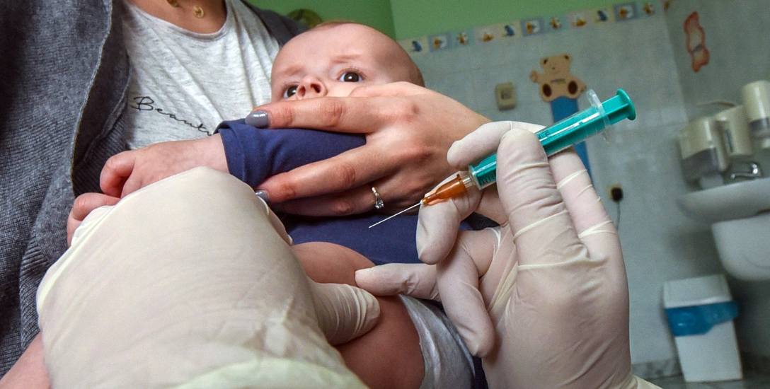 Lekarze zachęcają rodziców, aby szczepili swoje dzieci. Ich zdaniem, przynosi to więcej korzyści niż strat.