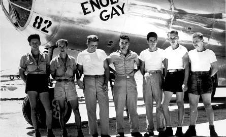 Załoga superfortecy B 29 "Enola Gay", z której zrzucona została bomba atomowa na Hiroszimę.