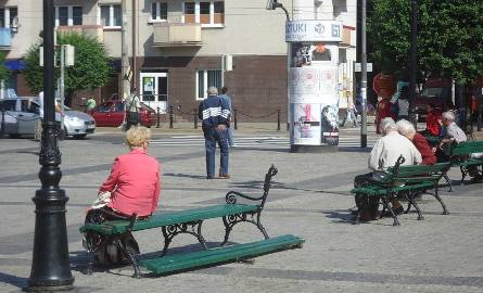 Urządnicy muszą też zająć się zniszczonymi ławkami na Starym Rynku. Takie widoki w najbardziej reprezentacyjnym miejscu Gorzowa nie są powodem do du