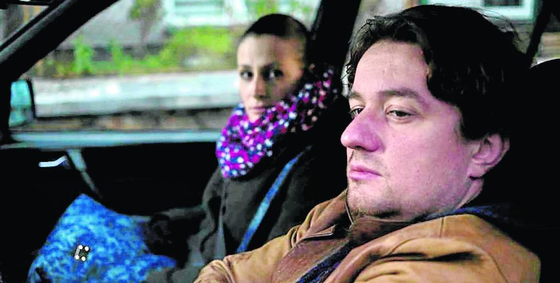 W roli taksówkarza  występuje w „Credzie” kielecki aktor Teatru imienia Stefana Żeromskiego Krzysztof Grabowski. Jego żonę gra będąca nią także w rzeczywistości,