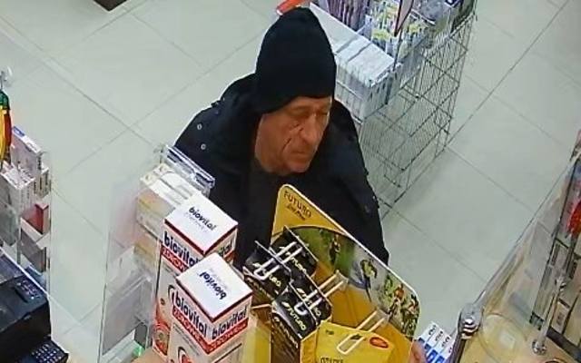 Okradli aptekę w centrum Krakowa. Policja publikuje wizerunki złodziei i prosi mieszkańców o pomoc