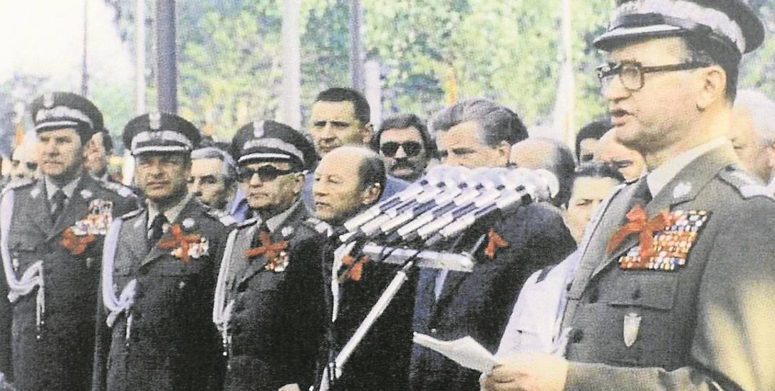 Czy generałowie Jaruzelski (z prawej) i Kiszczak (drugi z lewej) stracą pośmiertnie stopnie?