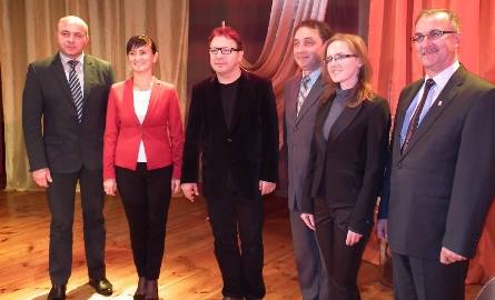 Artystom dziękowali między innymi Jerzy Pasek, burmistrz Lipska (z prawej), przewodniczący Rady Miasta i Gminy Marek Łata (z lewej) oraz Izabela Ronduda,