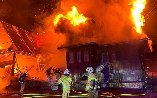 Duży pożar w Suchem na Podhalu. W ogniu stanął drewniany dom. Jedna poszkodowana