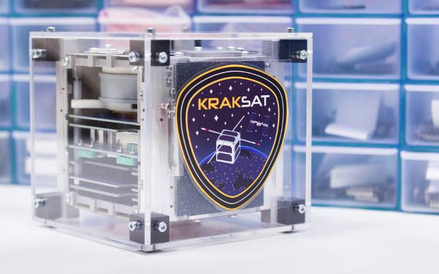 Studencki satelita KRAKsat od blisko dwóch tygodni krąży w przestrzeni kosmicznej. Na razie nie ma z nim kontaktu