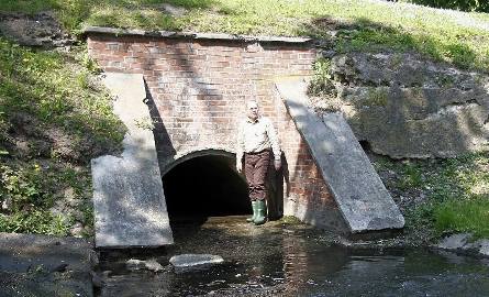 Według Krzysztofa Kuleszy wyjście z podziemnego tunelu mogłoby wyglądać mniej więcej tak, jak te prowadzące do leżącego obok kanału burzowego