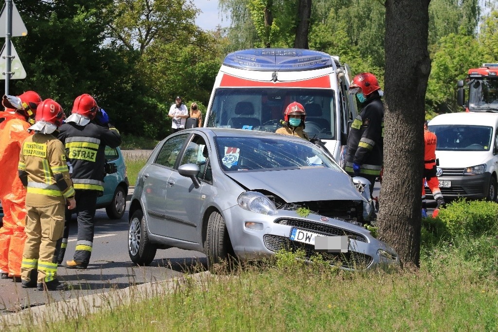 Wypadek na Klecińskiej. Samochód uderzył w drzewo (ZDJĘCIA