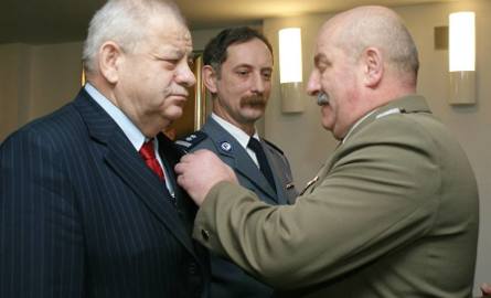 Moment dekoracji medalami "Za zasługi dla obronności kraju". Pierwszy z lewej - Alojzy Szczupak.