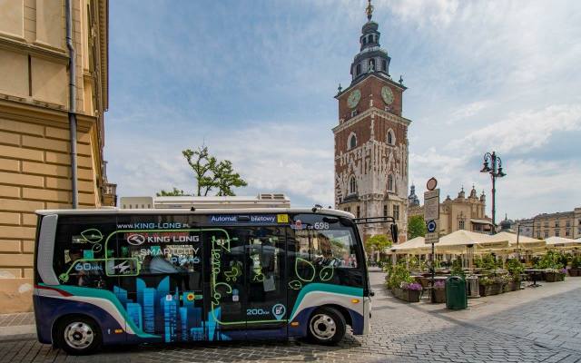 Na ulicach Krakowa testują nowy autobus. Jest niewielki, wjedzie tam, gdzie nie zmieszczą się duże pojazdy. Może pomieścić 22 pasażerów 