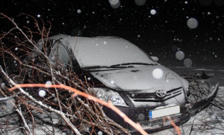 Niebezpieczne wyprzedzanie: Toyota wpadła do rowu i uderzyła w drzewo (zdjęcia)