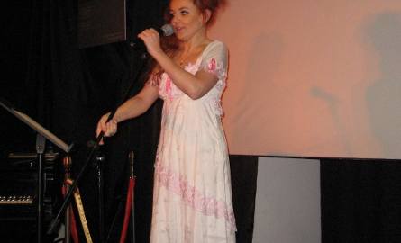 Z krótkim recitalem piosenek rosyjskich wystąpiła Patrycja Zywert, aktorka Teatru Powszechnego w Radomiu