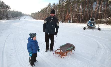 2-letni Mikołaj Kasprzyk z dziadkiem Januszem Poniewierskim podczas spaceru po Stadionie Leśnym byli zaskoczeni ilością śniegu na tamtejszym stoku n
