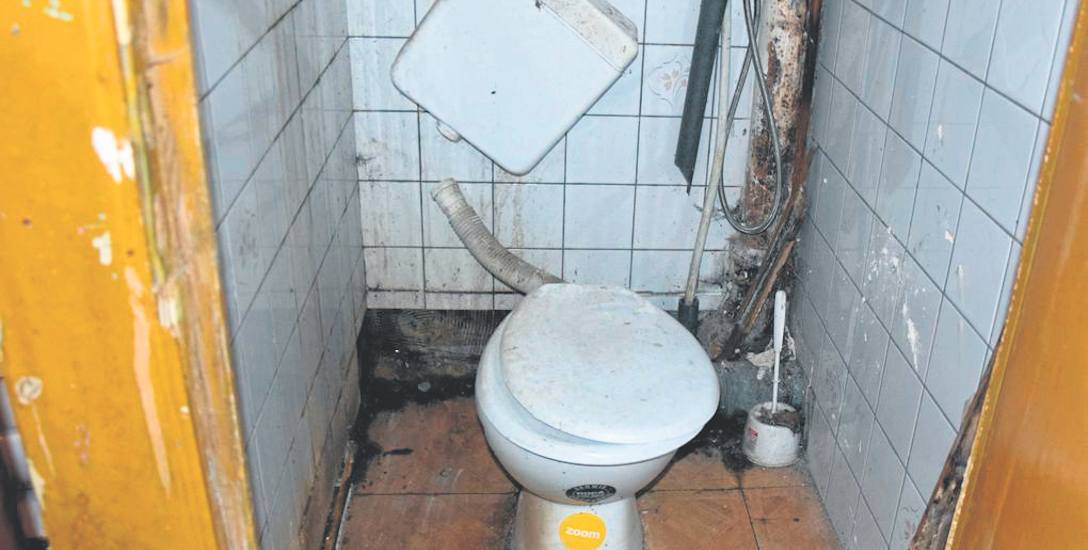 Tydzień temu zamarzło WC w kamienicy przy Armii Krajowej 17, lokatorzy zostali też bez wody
