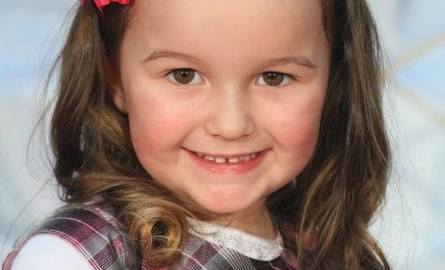 Karolina PacakMała Miss Ziemi Świętokrzyskiej 2011. Ma 4 lata. Mieszka w Oblęgorku. Uwielbia biegać, grac w piłkę, zabawę w chowanego, układać klocki,