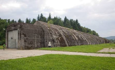 Tunel w Stępinie na Podkarpaciu, nazywany schronem nr 1, ma 393 metry długości i ściany o grubości przekraczającej 2 metry; jego cechą charakterystyczną