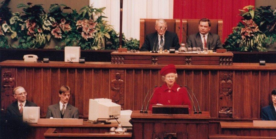 Na uroczystym zgromadzeniu posłów i senatorów przemawiała Królowa Elżbieta II. 26 marca 1996 r.