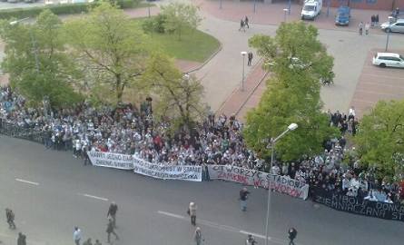 Kibice Legii Warszawa protestują przed stadionem