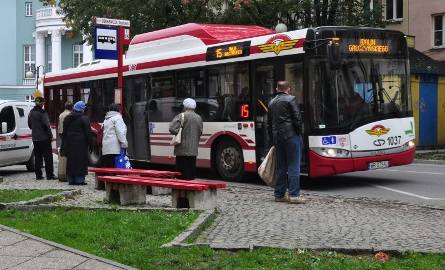 Autobusy zatrzymują się na ulicy Sienkiewicza, obok nieczynnych zatok parkingowych. Przystanki te zostaną jednak przeniesione w inne miejsce.