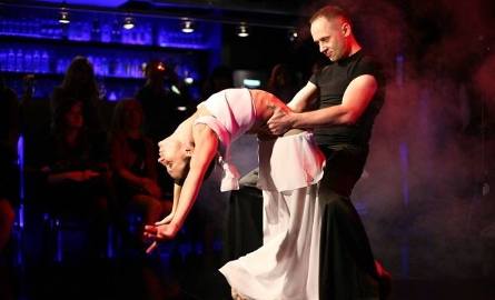 Dodatkową ozdobą pokazu mody był taniec w wykonaniu tancerzy Marzeny Barcik.