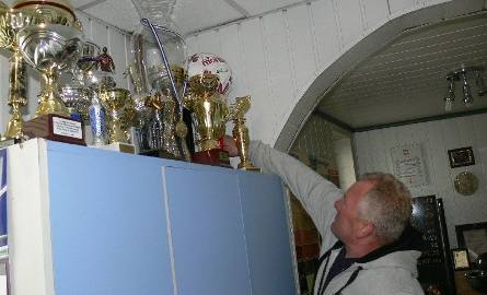 Pan Andrzej pokazuje trofea drużyny.