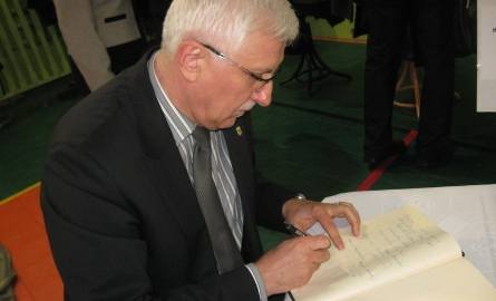 Wadim Tyszkiewicz, prezydent Nowej Soli wpisuje się do księgi kondolencyjnej