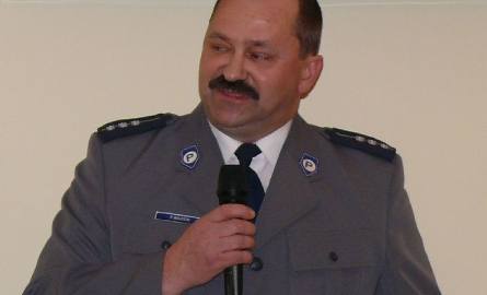 Podczas sesji przedstawiono nowego komendanta Komisariatu Policji w Połańcu Piotra Wójcickiego.