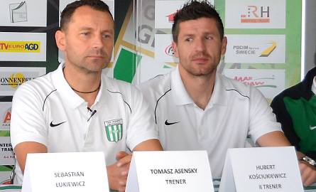 Tomasz Asensky - trener Olimpii (z lewej) i Hubert Kościukiewicz - drugi trener nastawiają drużynę na zwycięstwo