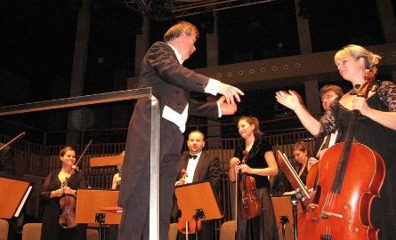 Gratulacje od Tomasza Radziwonowicza przyjmuje po zakonczonym koncercie Dorota Woźniak- Mocarska, koncertmistrz w grupie wiolonczeli
