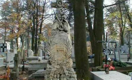 Charakterystyczny pomnik (1914) z głównej alei zabytkowego cmentarza, odnowiony z kwesty w 1999 r.