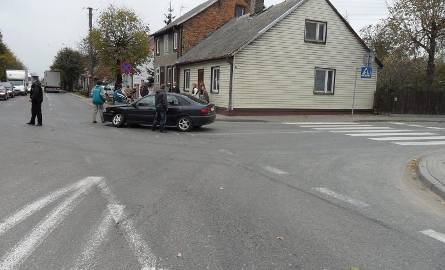 Kierowca wymusił pierwszeństwo. Pasażerka trafiła do szpitala (zdjęcia)