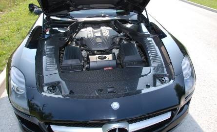Silnik o pojemności 6208 cm³ i mocy 571 KM nadaje Mercedesowi niesamowite osiągi.