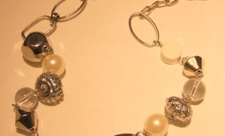 Łańcuch z perłami i kryształami wzorowany na Coco Chanel