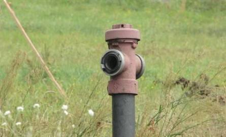 Kradzież śrubunków przy głowicach hydrantów, co powoduje między innymi problemy z pozyskaniem wody, to plaga na terenie gminy Krasocin. Na zdjęciu zniszczony