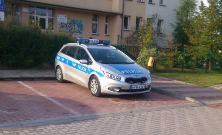 Radiowóz zaparkowany był na miejscu dla osób niepełnosprawnych obok przedszkola przy ul. Polnej w Wasilkowie. Zastawiał parking w czasie, gdy rodzice