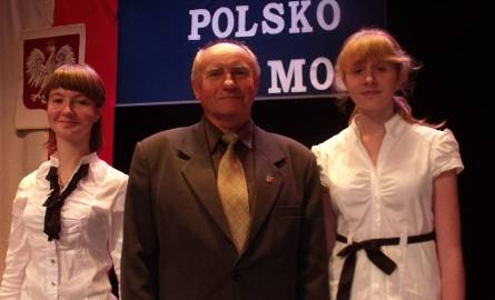 Monika Smela i Paulina Lipińska podczas rozmowy z miłośnikiem historii regionu, emerytowanym nauczycielem Stanisławem Majcherem.