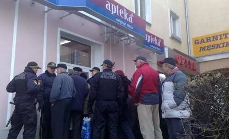 Białystok. Zamieszki przed apteką. Interweniowały policja i straż miejska (zdjęcia, wideo)