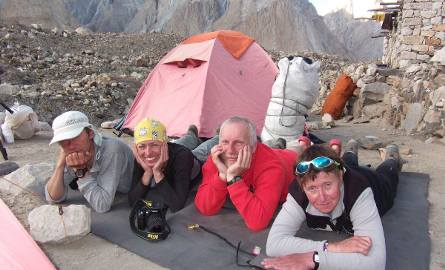 Odpoczynek po ciężkim dniu pod K2. Od lewej: Dariusz Załuski, Tamara Styś, Bogdan Ogrodnik, Anna Czerwińska.