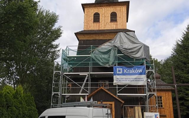 Kraków. Ratują kilkusetletni drewniany kościół w Krzesławicach, który 
