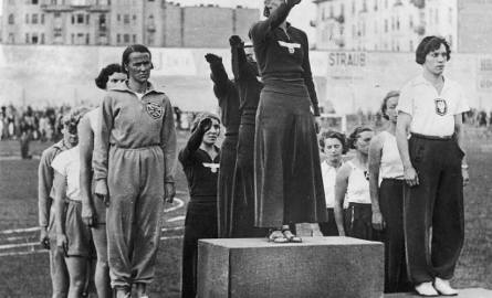 Sierpień 1935 roku. Akademickie Mistrzostwa Świata w Budapeszcie. Zwycięskie drużyny biegu sztafetowego kobiet 4x100 metrów: niemiecka (złoto), angielska
