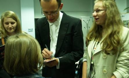 Każdy fan mógł liczyć na autograf, skrzypek Michał Sikorski nikomu nie odmówił podpisu i wspólnego zdjęcia.