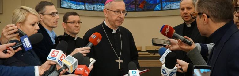 Listopad 2019 rok, Ostrów Tumski w Poznaniu: abp Stanisław Gądecki wygłosił krótkie oświadczenie w sprawie pogrzebu Juliusza Paetza, nie odpowiedział