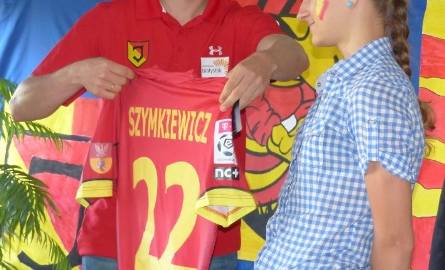 Rafał Grzyb wręczył pamiątkową koszulkę Julii Szymkiewicz, która odnosi sukcesy w lekkiej atletyce.