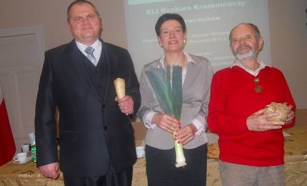 Turniej "O pietruszkę", w którym startują najlepsi oratorzy  poprzednich edycji po raz trzeci wygrał Andzrej Długosz ( z lewej), nauczyciel