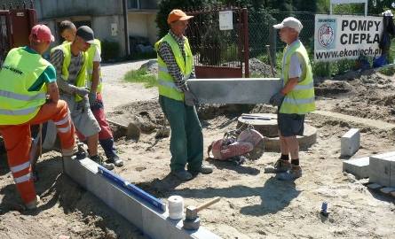 Trwają intensywne prace przy budowie chodników i zjazdów na posesje przy drodze wojewódzkiej 742 we Włoszczowie.