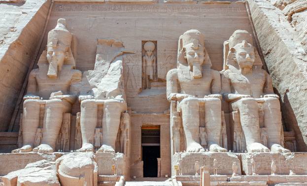 Skalna świątynia Ramzesa II i królowej Nefertari w Abu Simbel także została pocięta na bloki i przeniesiona wyżej, by nie zalały jej wody Jeziora Nasera.