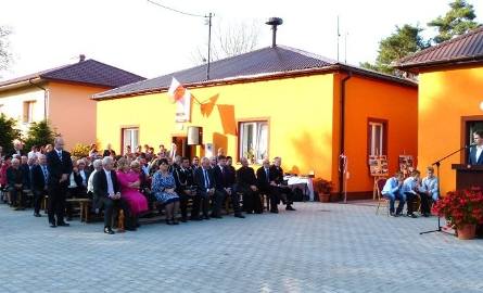 Uroczystości odbywały się przed Domem Strażaka. Uczestniczyli w nich mieszkańcy Ossali, rodziny strażaków ochotników, władze samorządowe, przedstawiciele