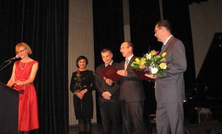 Wiceprezydent Ryszard Fałek wręczy za chwilę Nagrodę Dariuszowi Kupiszowi
